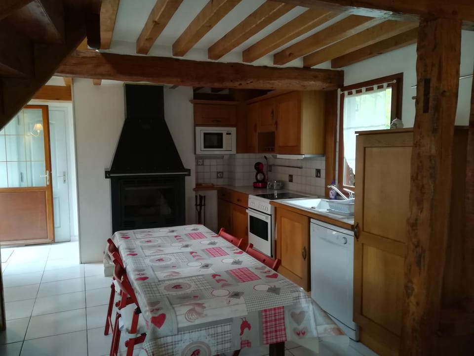 Coffee/tea facilities, Kitchen or kitchenette, Dining area