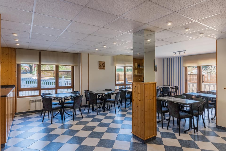 Lounge or bar, Food and drinks