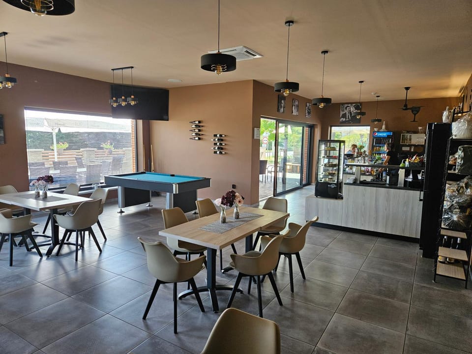 Restaurant/places to eat, Lounge or bar, Food and drinks, Seating area, Drinks