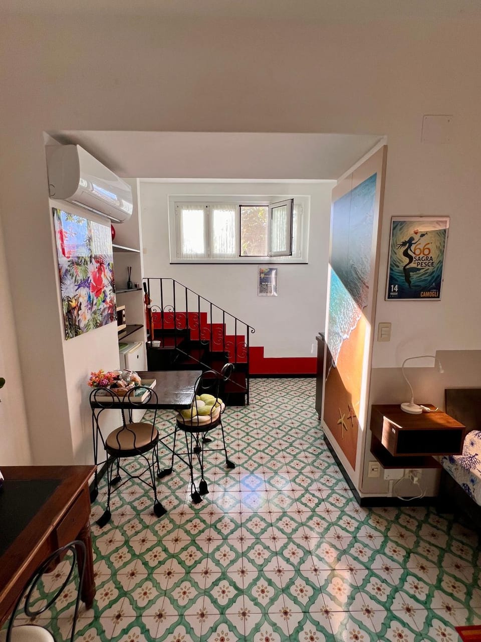 Photo of the whole room, Dining area