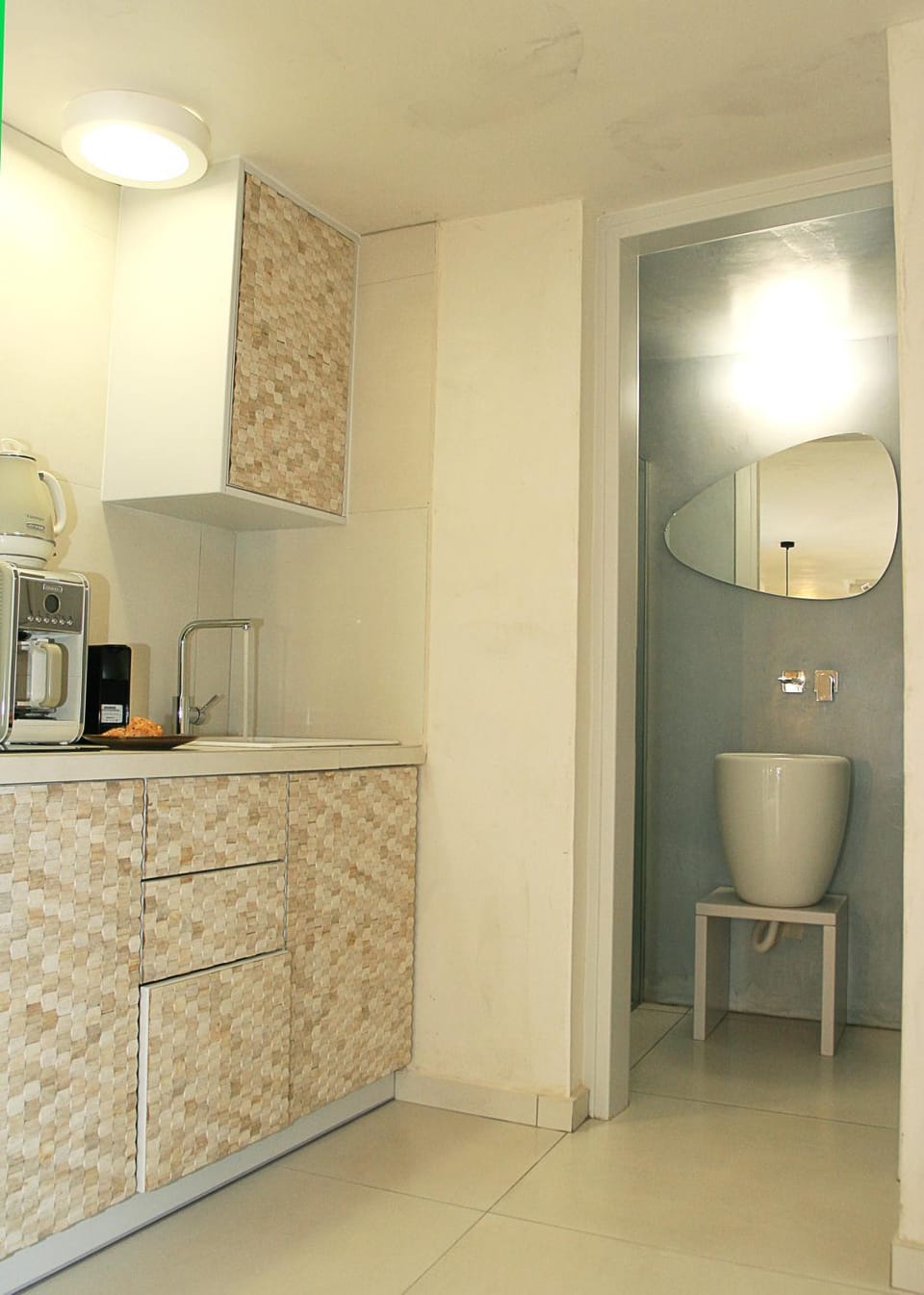 Bathroom, Kitchen or kitchenette, Living room