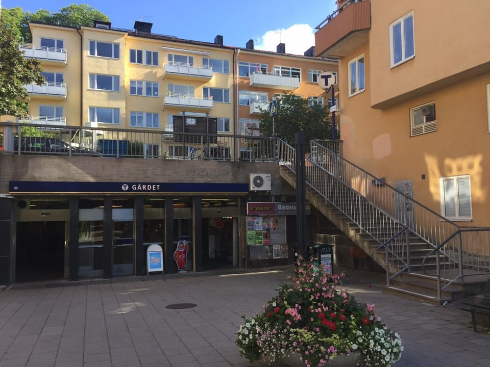 Central Stockholm 2 bedroom & FREE AIRPORT PICK UP Apartment in Stockholm