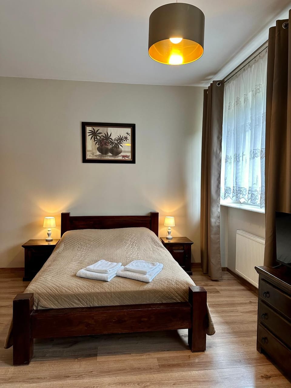 Bed, TV and multimedia, Photo of the whole room, towels