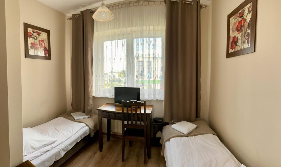 Bed, TV and multimedia, Photo of the whole room, Bedroom, hair dresser