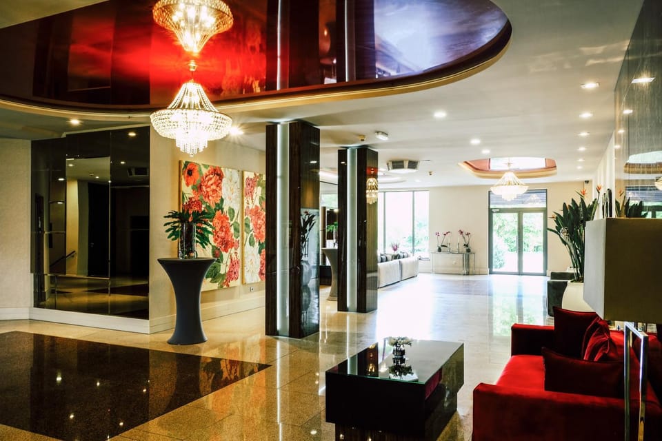 Staff, Lobby or reception, Lounge or bar, Other, Area and facilities