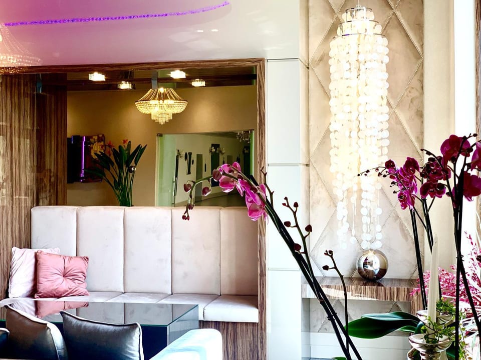 Day, People, Lobby or reception, Business facilities, Banquet/Function facilities, Decorative detail, On site