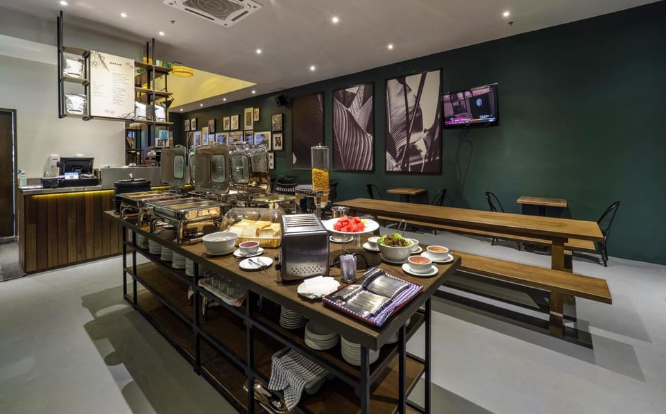 Restaurant/places to eat, Continental breakfast, Buffet breakfast, Asian breakfast, Lunch, Dinner, Non alcoholic drinks