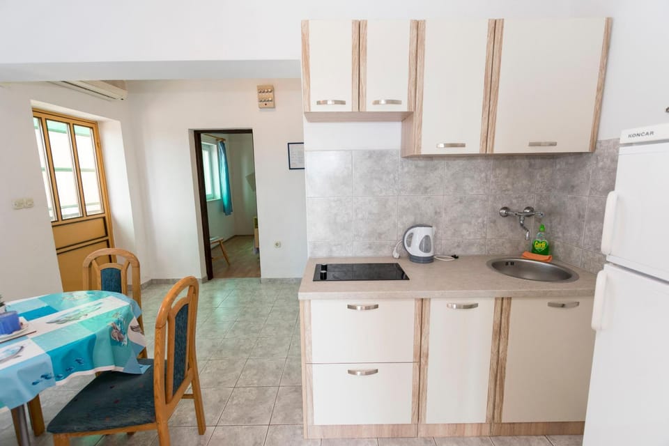 Kitchen or kitchenette, Dining area, stove, air conditioner
