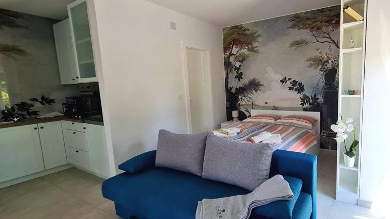 Bed, Kitchen or kitchenette, Seating area, Bedroom