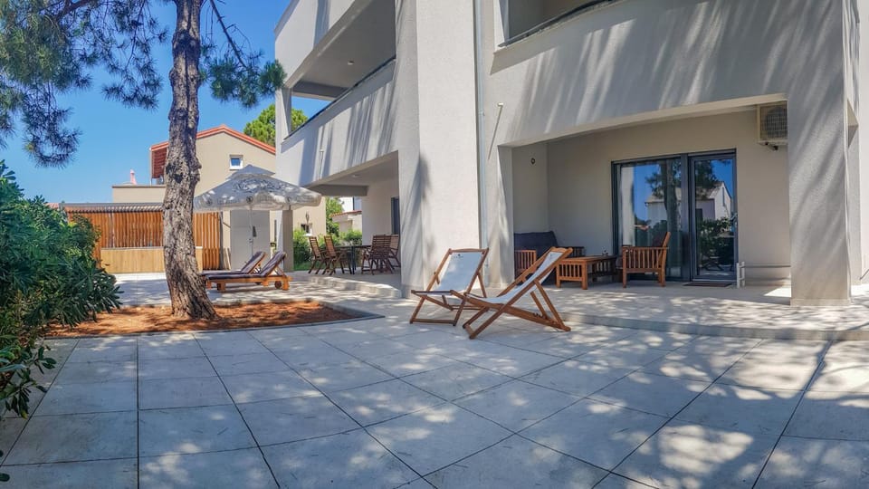 Patio, Facade/entrance