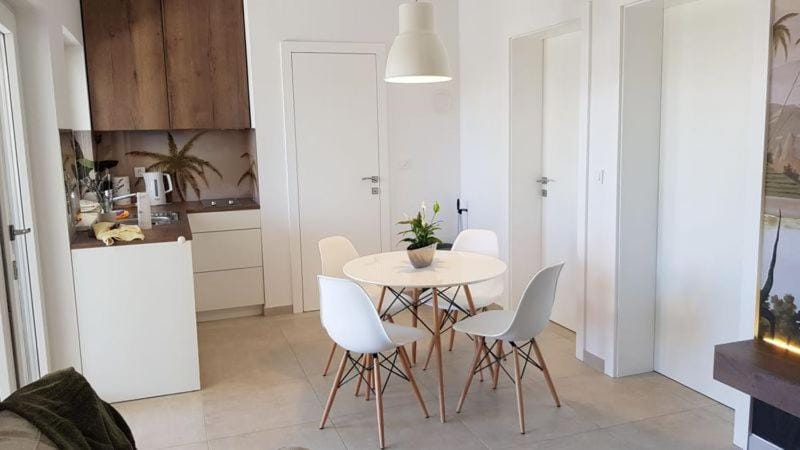 Kitchen or kitchenette, Dining area