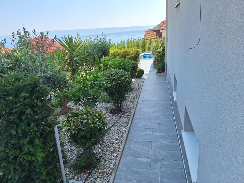 Day, Garden