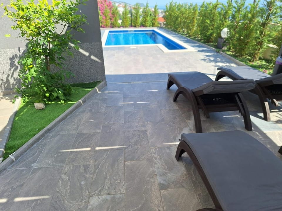 Patio, Day, Garden, Swimming pool