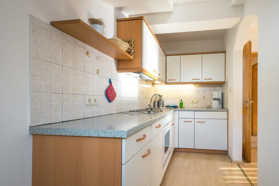 Coffee/tea facilities, Kitchen or kitchenette, dishwasher, stove, kitchen