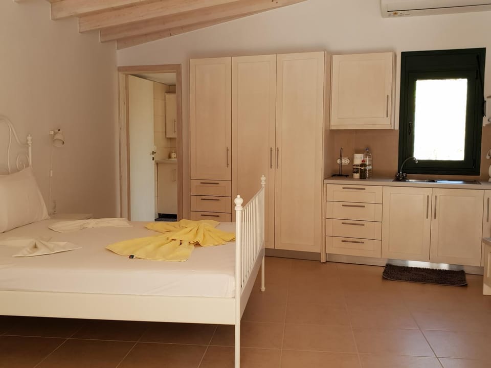 Bed, Kitchen or kitchenette, towels, wardrobe
