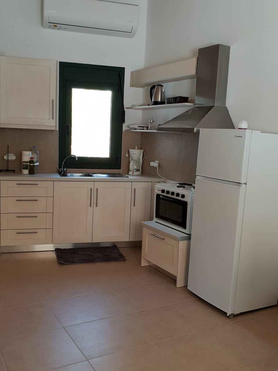 Kitchen or kitchenette, oven