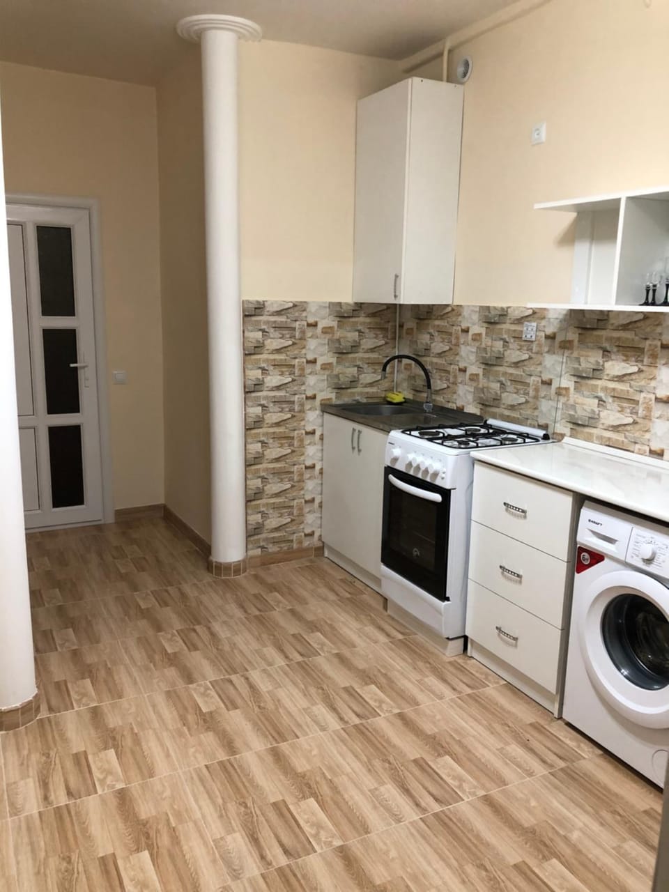 Kitchen or kitchenette, minibar, stove, washing machine