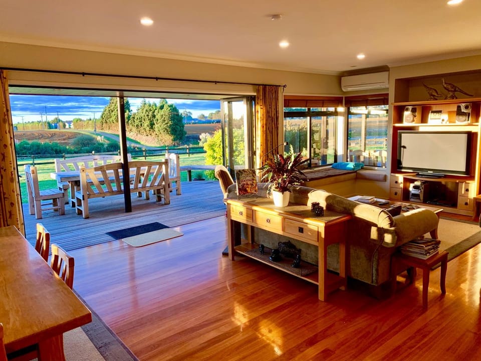 Communal lounge/ TV room, Balcony/Terrace, Garden view