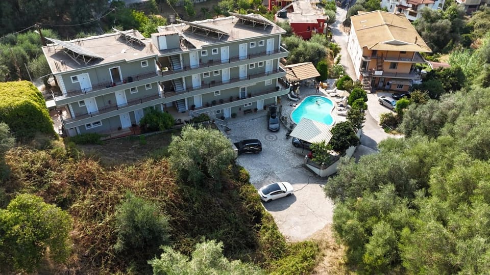 Property building, Day, Bird's eye view, Swimming pool, Parking, sunbed