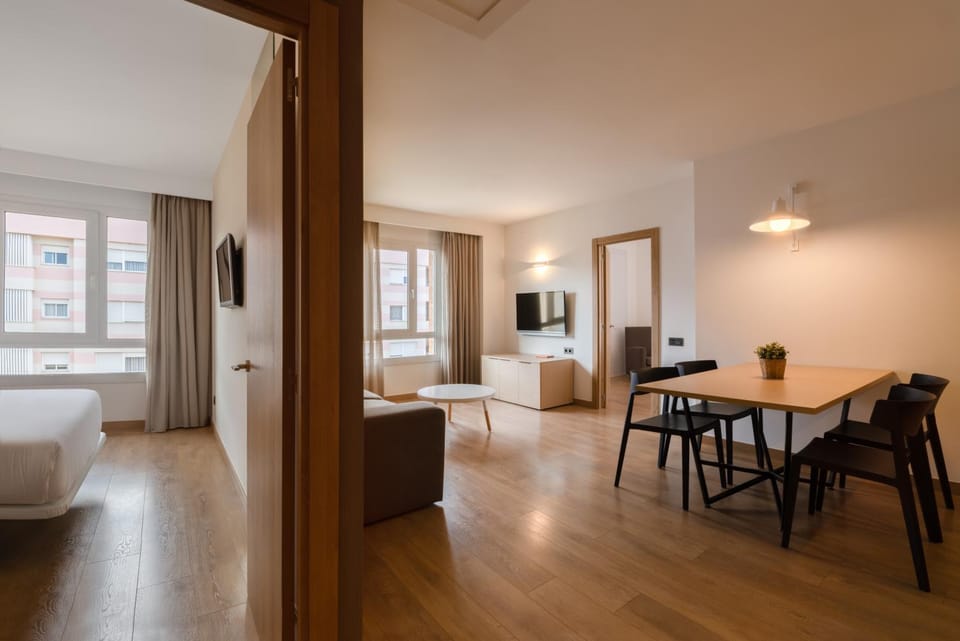 Bed, TV and multimedia, Living room, Photo of the whole room, Seating area, Bedroom