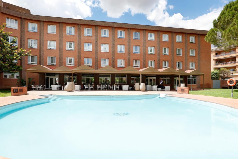 Property building, Swimming pool, sunbed