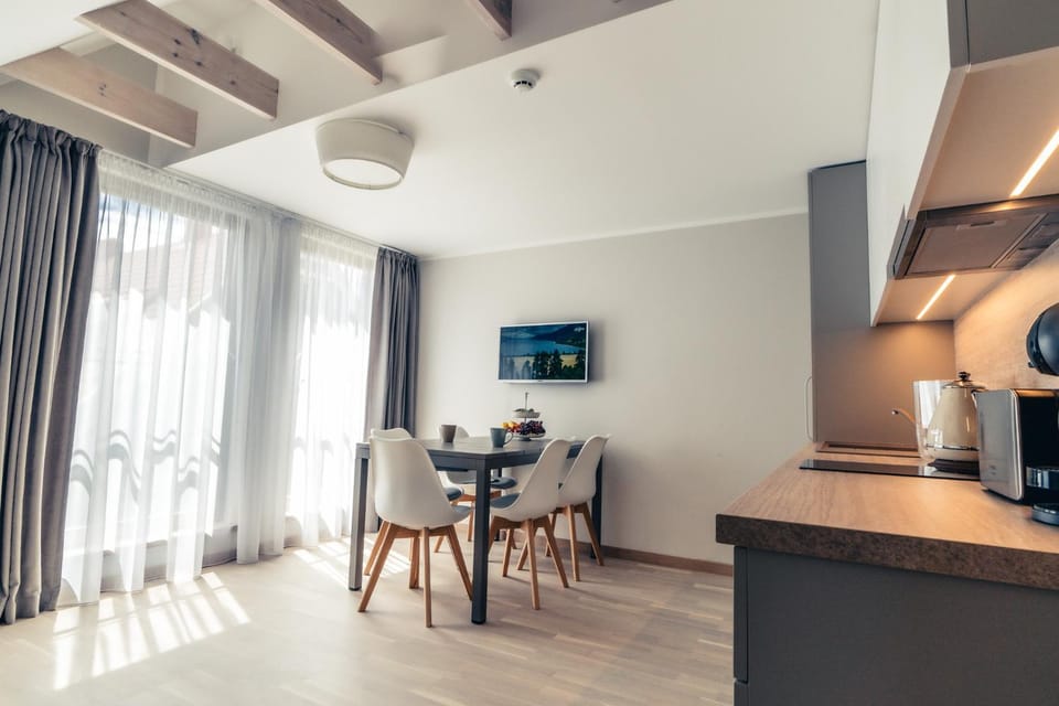 Kitchen or kitchenette, Dining area