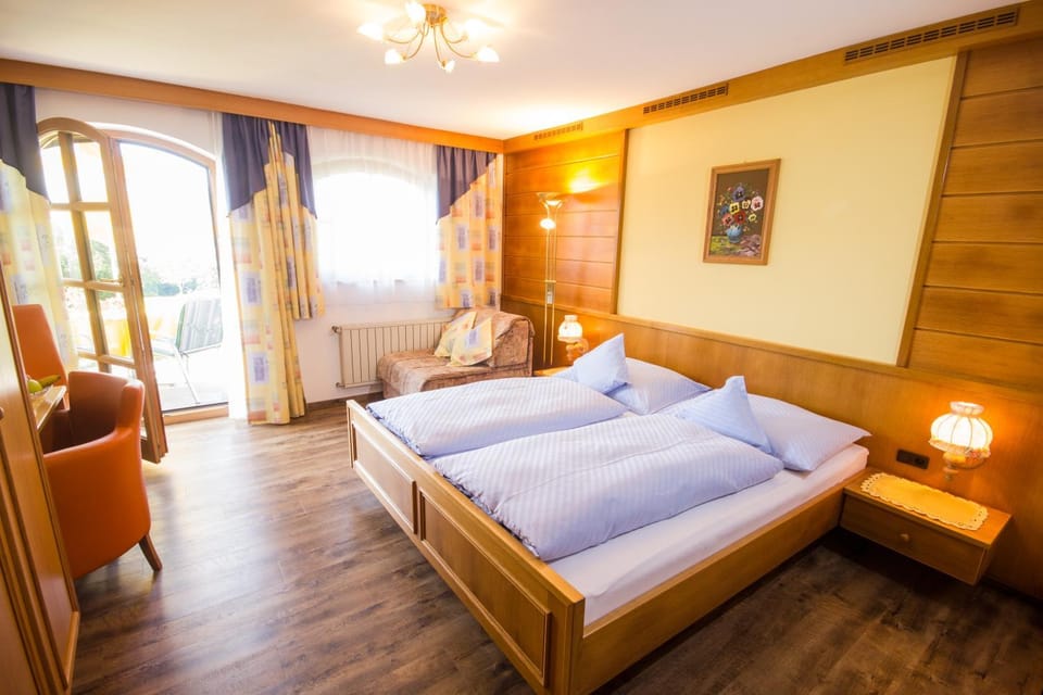 TV and multimedia, Balcony/Terrace, Photo of the whole room, Seating area, Bedroom