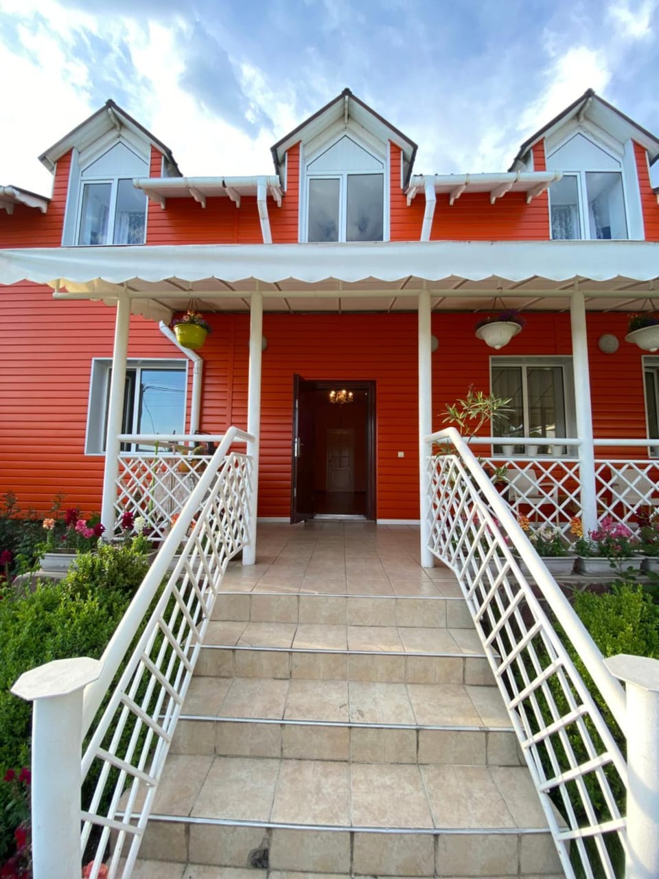 Property building, Facade/entrance, Day, Balcony/Terrace