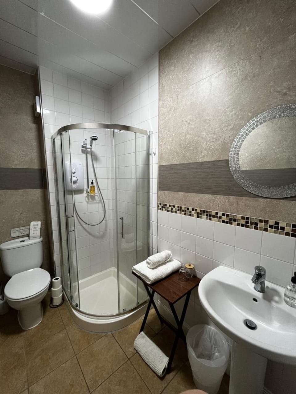 Shower, Toilet, towels