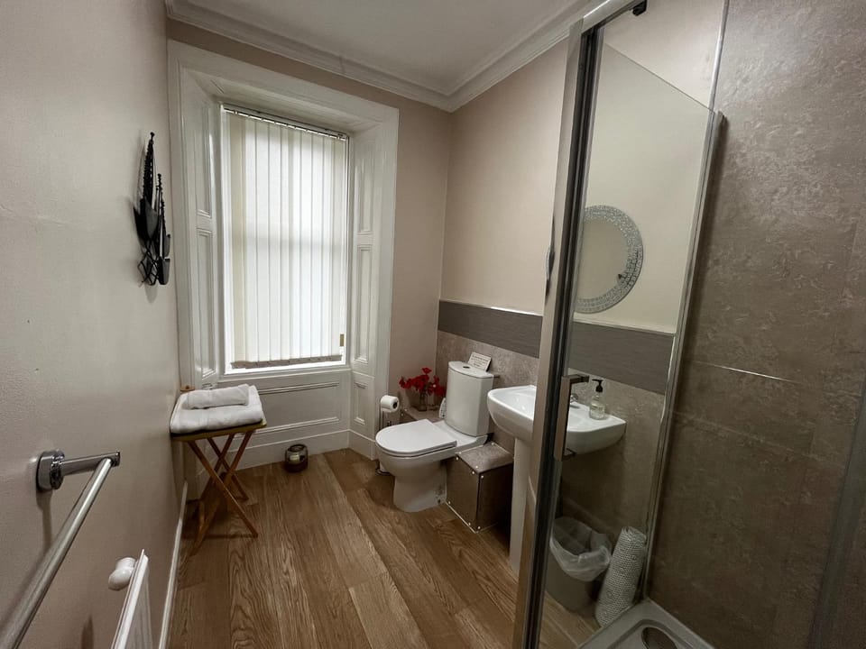 Shower, Toilet, Bathroom, towels