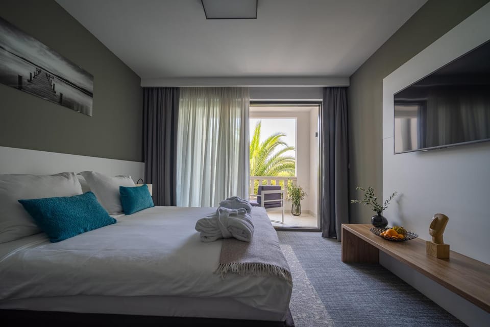 Bed, TV and multimedia, Balcony/Terrace, Photo of the whole room, Bedroom, towels
