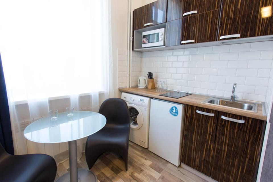 Kitchen or kitchenette, Dining area