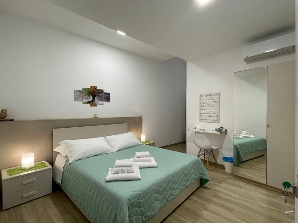 Bed, Photo of the whole room, Bedroom, towels, towels