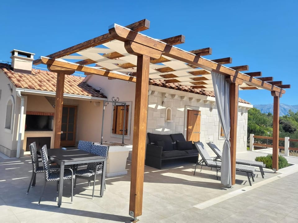 Property building, Day, Balcony/Terrace
