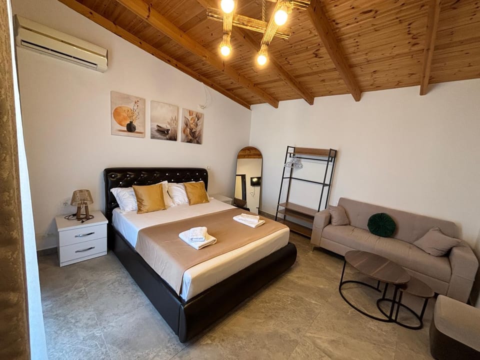 Bed, Seating area, Bedroom, air conditioner