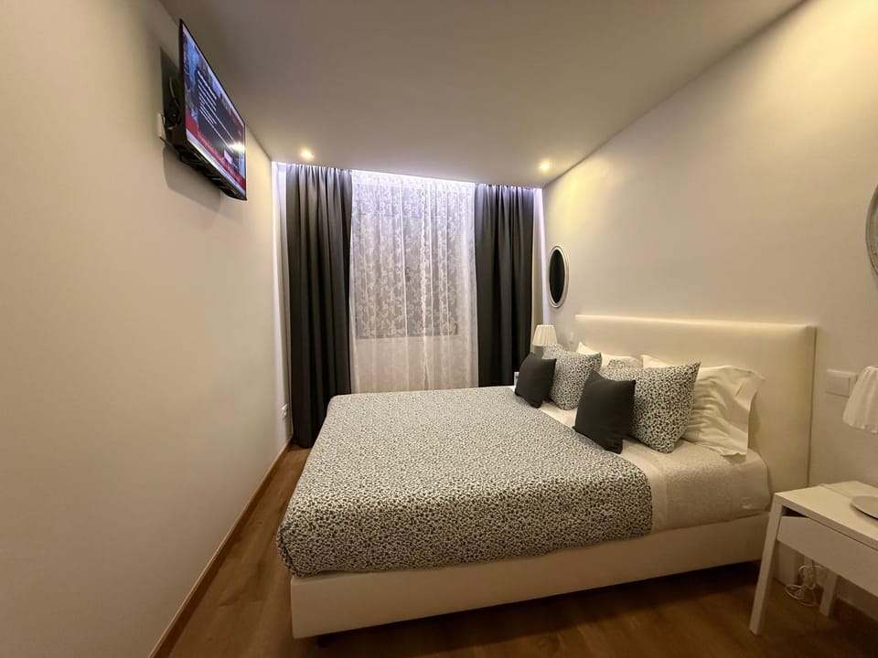 Bed, TV and multimedia, Photo of the whole room, Bedroom