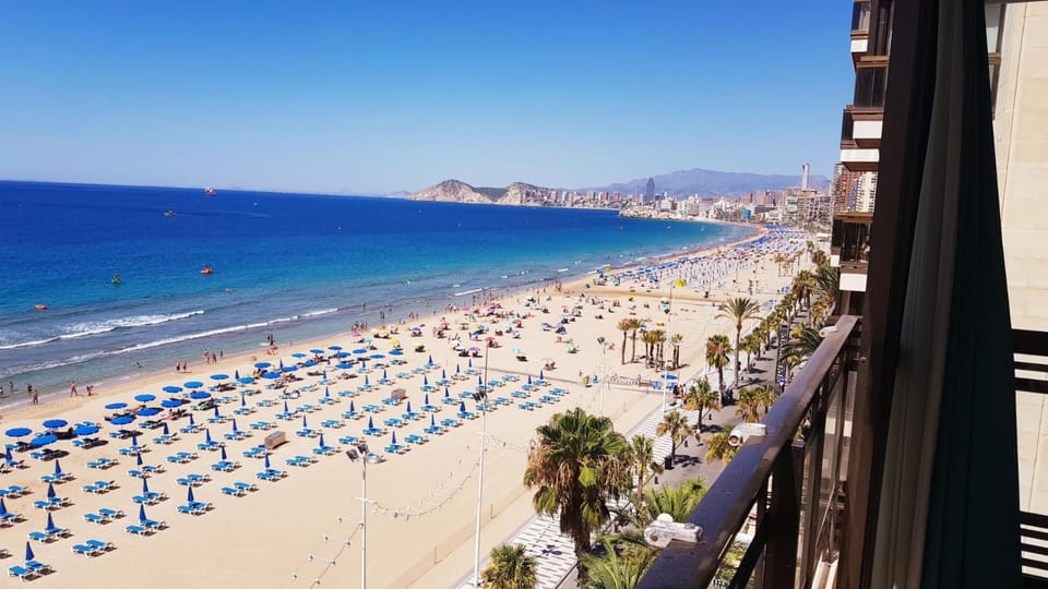 PLAYA LEVANTE-3 HAB-Apt, Alhambra, AIRE ACOND, PISCINA-WIFI-máximo 5 adul-1 niño ,-NO ACEPT, JOVENES- Parking 10eur día Apartment in Benidorm