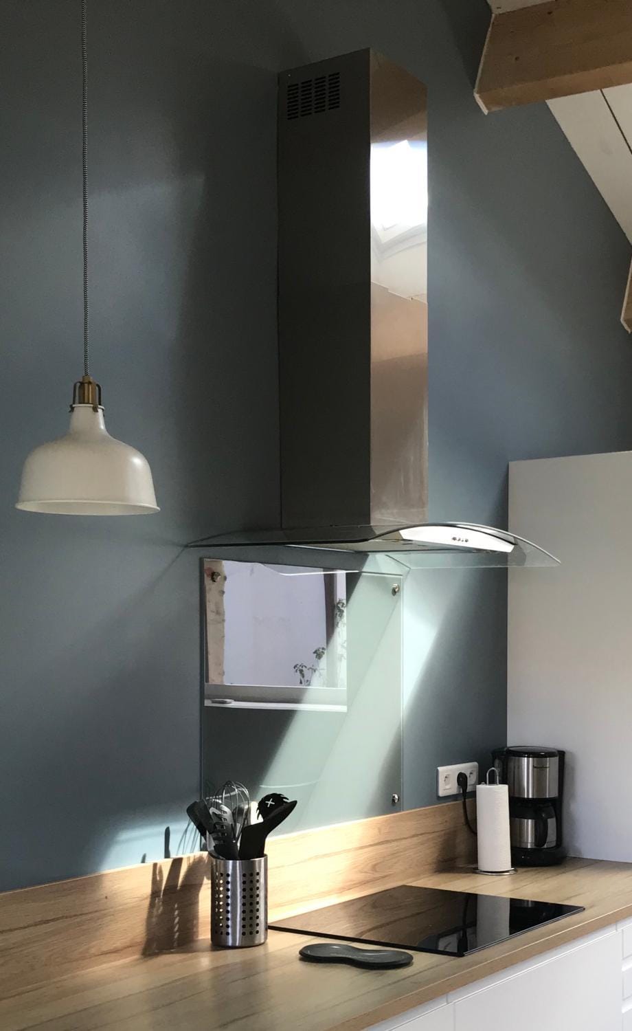 Coffee/tea facilities, Kitchen or kitchenette, stove