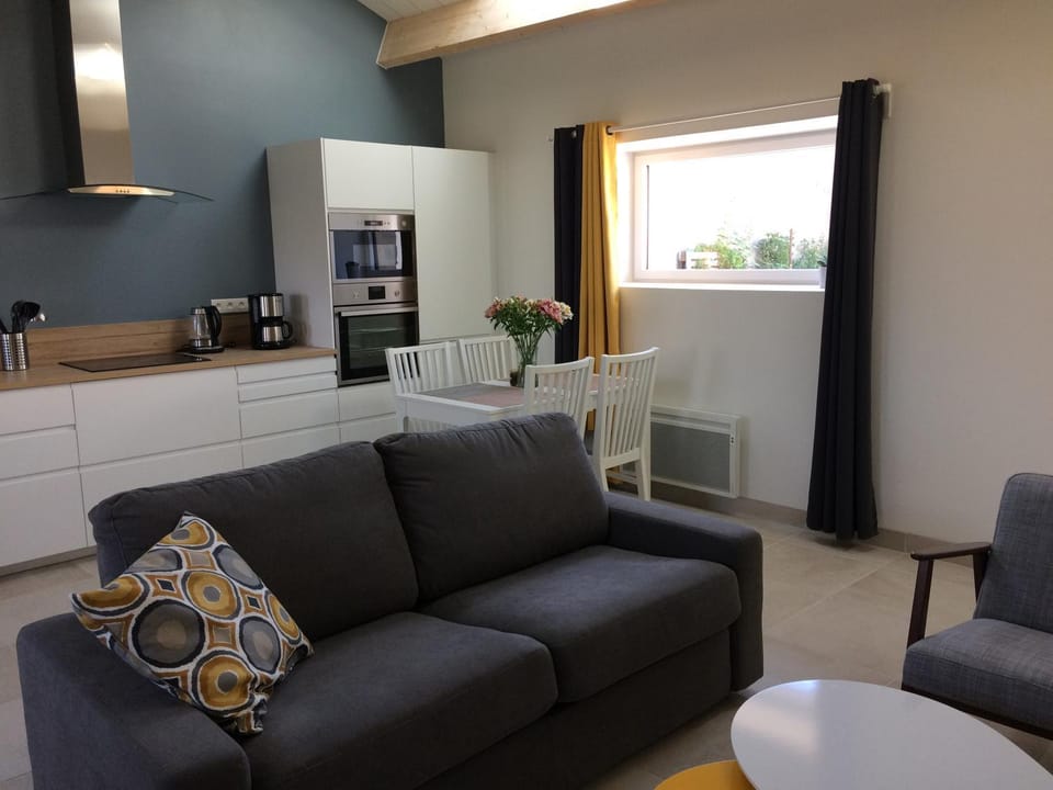 Coffee/tea facilities, Kitchen or kitchenette, Living room, Seating area, Dining area, stove