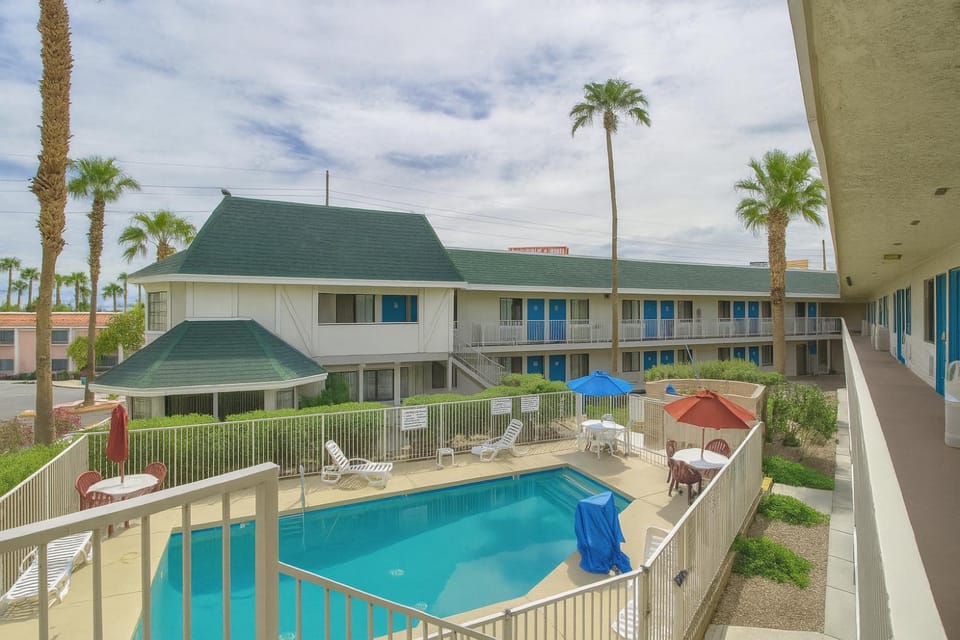 Pool view, Swimming pool, sunbed