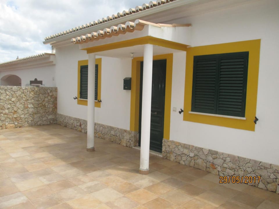 Facade/entrance, Balcony/Terrace