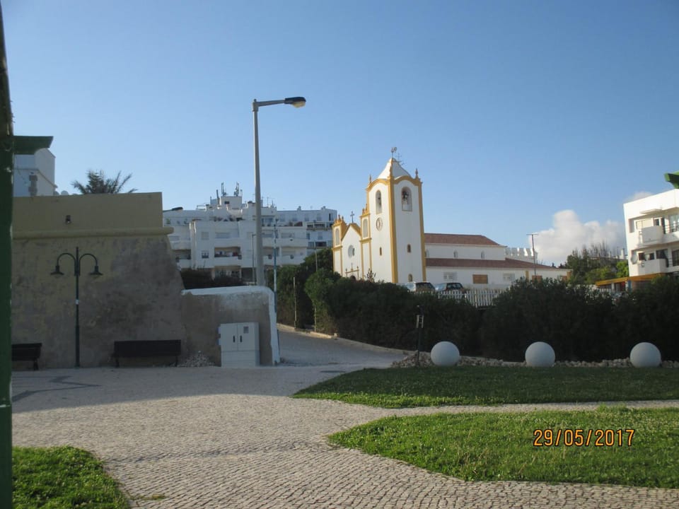 Nearby landmark, Restaurant/places to eat, Off site, Supermarket/grocery shop