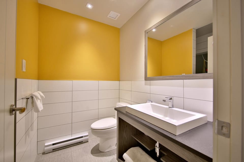 Toilet, Bathroom, towels