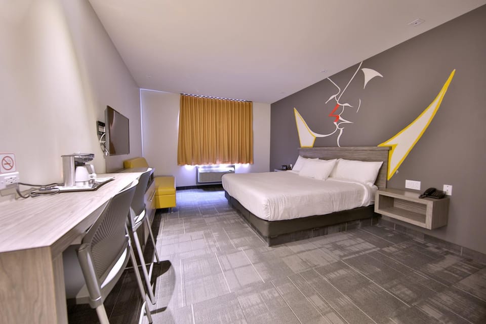 Bed, TV and multimedia, Photo of the whole room, Seating area, Bedroom