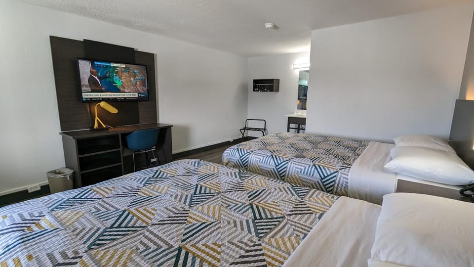Bed, TV and multimedia, Bedroom