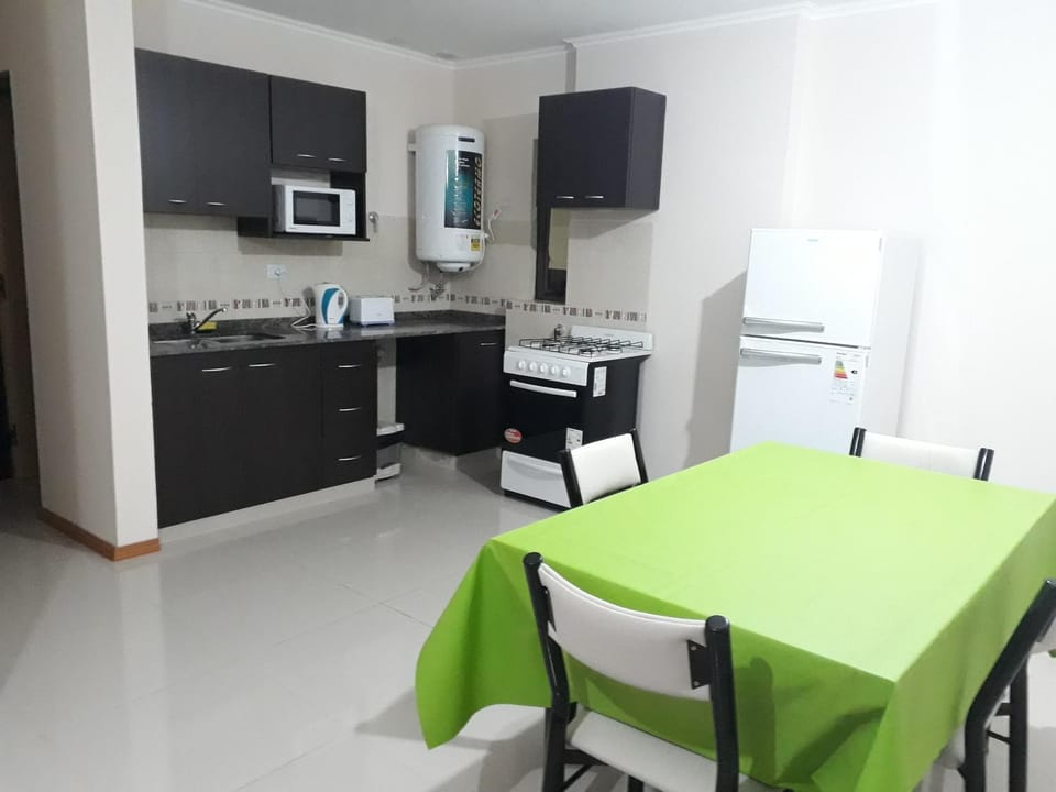 Kitchen or kitchenette, Food and drinks, Dining area