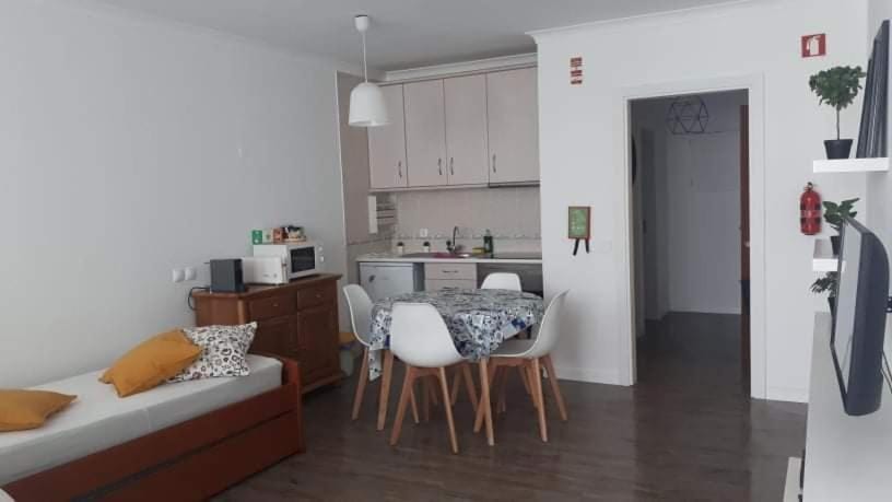 Kitchen or kitchenette, Living room, Seating area, Dining area, minibar, oven, pet friendly, stove, toaster