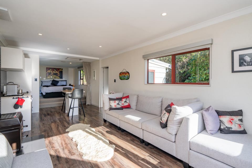 Whare Manu Boutique Cottage House in Southland