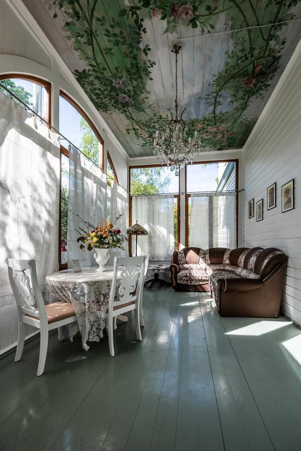 Bed, Living room, Seating area, Dining area
