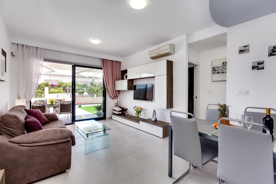 TV and multimedia, Seating area, Dining area
